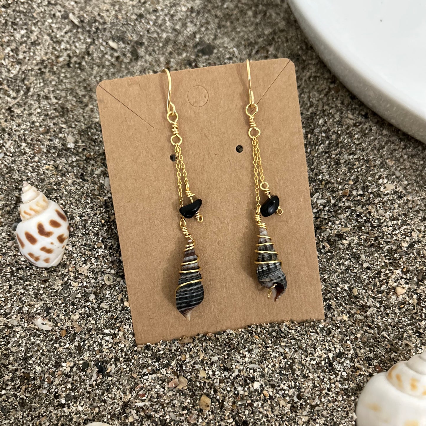 Shell-Onyx Earrings